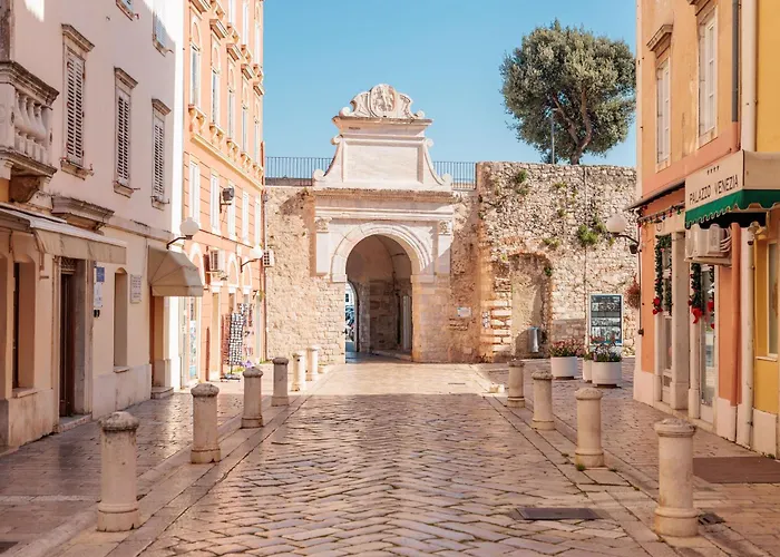 Zarina - Old Town Center *